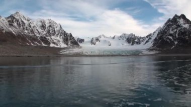 Buzlar arka plan kar Dağları Kuzey Buz Denizi Svalbard içinde hareket.