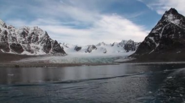 Buzlar arka plan kar Dağları Kuzey Buz Denizi Svalbard içinde hareket.