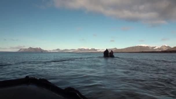 People in boat sail on background of mountains and desert in Arctic Ocean . — Stock Video