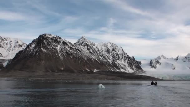 Spostamento di banchi di ghiaccio sullo sfondo montagne di neve dell'Oceano Artico nelle Svalbard . — Video Stock