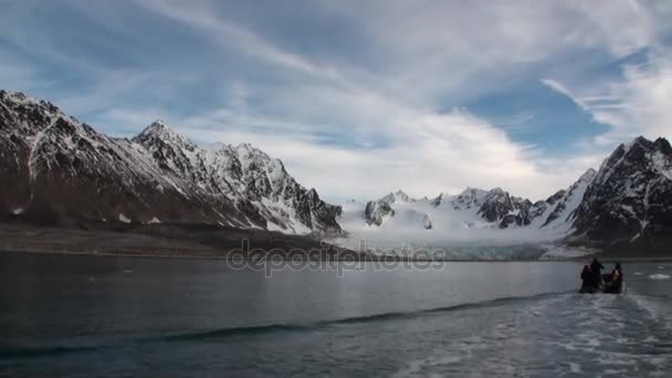 Floes de gelo em movimento no fundo montanhas de neve do Oceano Ártico em Svalbard . — Vídeo de Stock