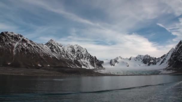 Floes de gelo em movimento no fundo montanhas de neve do Oceano Ártico em Svalbard . — Vídeo de Stock