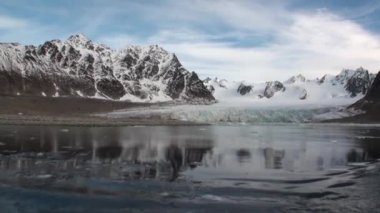 Buzlar arka plan kar Dağları Kuzey Buz Denizi Svalbard içinde hareket.