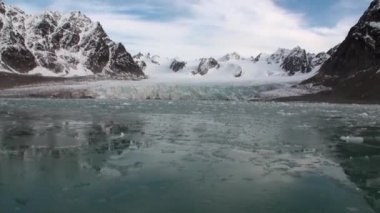 Buzlar arka plan kar Dağları Kuzey Buz Denizi Svalbard içinde hareket.