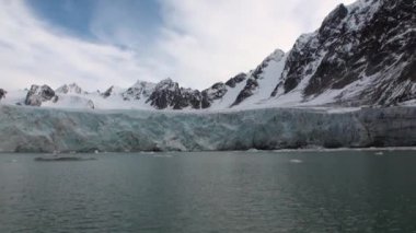 Buzlar arka plan kar Dağları Kuzey Buz Denizi Svalbard içinde hareket.