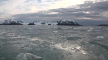Buzlar arka plan kar Dağları Kuzey Buz Denizi Svalbard içinde hareket.