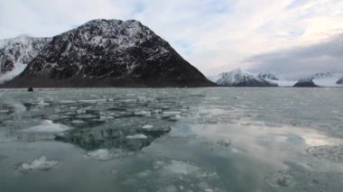 Tekne yelken üzerinde insanlar hareketli buzlar, Kuzey Buz Denizi Svalbard içinde arka plan.