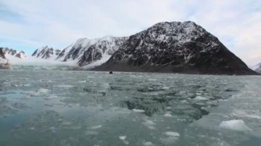 Tekne yelken üzerinde insanlar hareketli buzlar, Kuzey Buz Denizi Svalbard içinde arka plan.