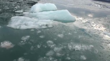 Buzlar Arktik Okyanusu Svalbard içinde hareket.