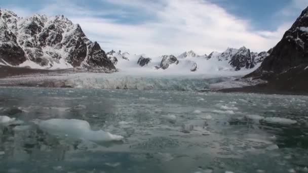 Floes de gelo em movimento no fundo montanhas de neve do Oceano Ártico em Svalbard . — Vídeo de Stock