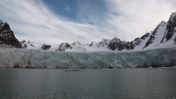 Planchers de glace mouvants sur fond de montagnes de neige de l'océan Arctique à Svalbard .