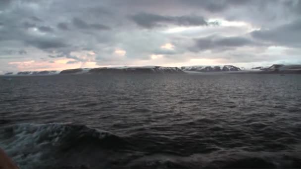 Ondas e vista da superfície da água do navio arco no Oceano Ártico em Svalbard . — Vídeo de Stock