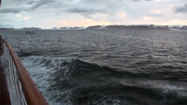 Hullámok és a víz felszínén Nézd íj hajó a Jeges-tenger, a Spitzbergák. — Stock videók