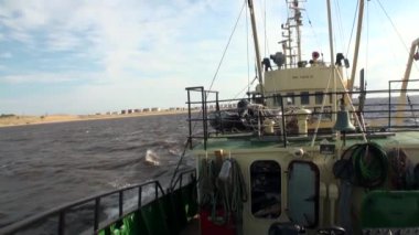 Yeni Dünya Vaigach okyanusta sefer gemi.