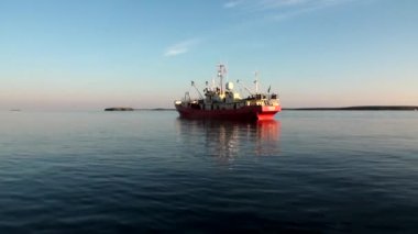 Yeni Dünya Vaigach okyanusta sefer gemi.