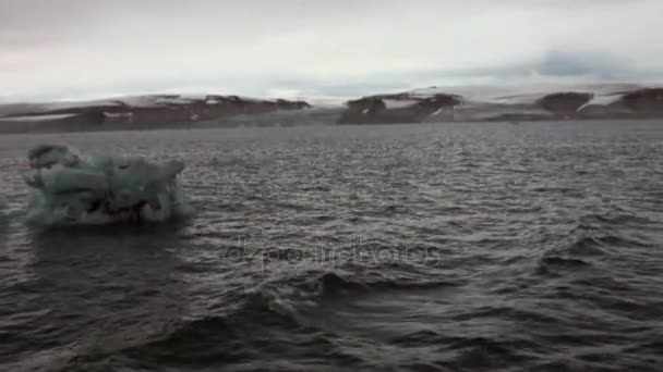 Besneeuwde bergen en ijs uitzicht vanaf boog schip in de Noordelijke IJszee op Spitsbergen. — Stockvideo