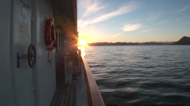 Weerspiegeling van de zonsondergang op het wateroppervlak en dek van jacht in de Noordelijke IJszee. — Stockvideo