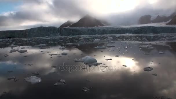 Csodálatos táj, a hegyek a háttérben víz Svalbard Jeges-tenger. — Stock videók