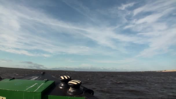 Vlny a vodní hladiny výhled z lodi v Severním ledovém oceánu na nové zemi Vaigach. — Stock video