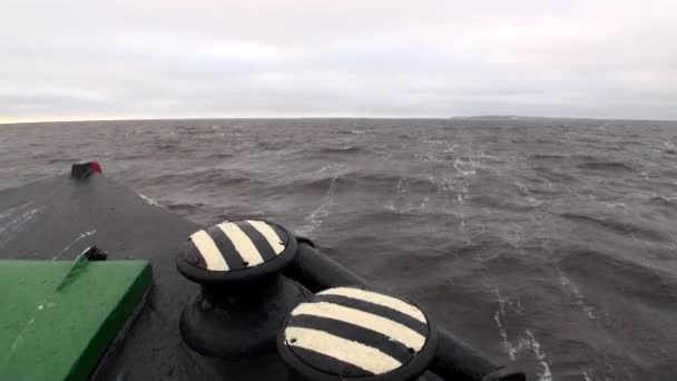 Golven en wateroppervlak uitzicht vanaf boog schip in de Noordelijke IJszee op de nieuwe aarde Vaigach. — Stockvideo