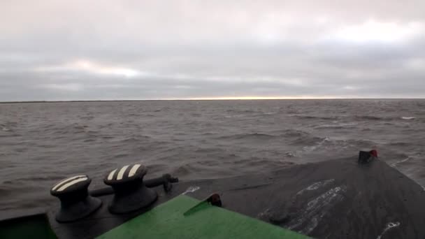 Волны и вид на поверхность воды с корабля-лука в Северном Ледовитом океане на Новой Земле Вайгач . — стоковое видео