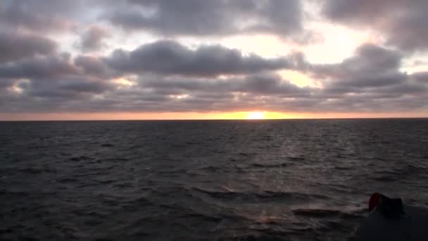 Vlny a vodní hladiny pohled z přídě lodi v Severním ledovém oceánu na nové zemi Vaigach. — Stock video