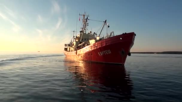 Expeditionshipen i havet på nya jorden Vaigach. — Stockvideo