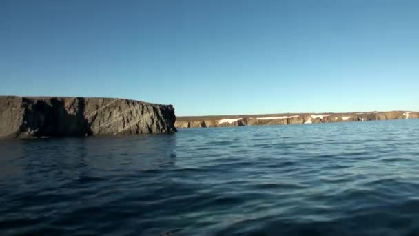 Pobřeží a vodní plocha Severního ledového oceánu na New Earth Vajgač. — Stock video