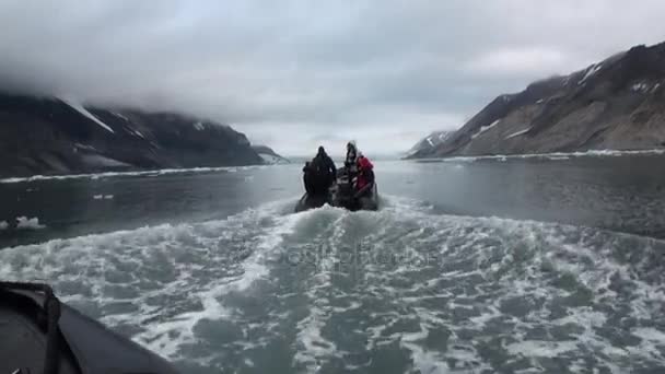 Tekne yelken üzerinde insanlar hareketli buzlar, Kuzey Buz Denizi Svalbard içinde arka plan. — Stok video