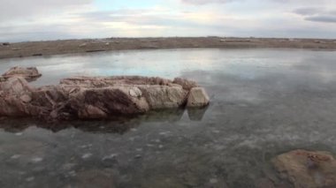 Çöl sahil ve sakin suların soğuk Svalbard Arktik Okyanusu.
