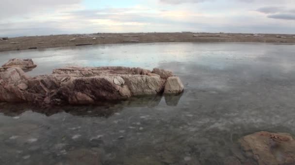 Пустеля узбережжя і холодного спокійна вода Льодовитий океан на Шпіцбергені. — стокове відео