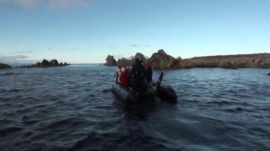 Kuzey Buz Denizi Svalbard dağlarda arka plan üzerinde insanlar tekne yelken.