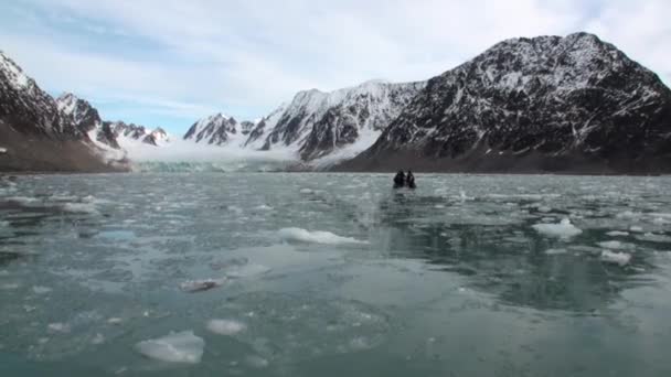 A hajó vitorla az emberek háttér mozgó jégtáblák a Jeges-tenger, Svalbard. — Stock videók