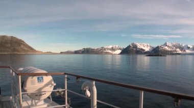 Kuzey Buz Denizi Svalbard dağlarda kar arka plan su yüzeyine.