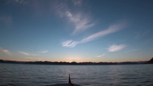 北極海のスバールバル諸島でのボートからの海岸と水の表面ビュー. — ストック動画
