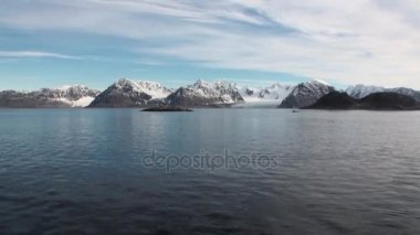 Kuzey Buz Denizi Svalbard dağlarda kar arka plan su yüzeyine.