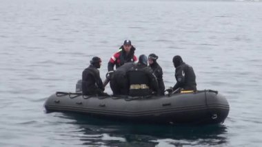 Kuzey Buz Denizi Svalbard dağlarda kar arka plan üzerinde insanlar tekne yelken.