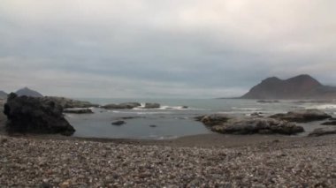 Çöl sahil ve Arktik Okyanusu dalgaları Svalbard dağlarda arka plan üzerinde.