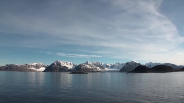 Wüste Küste und schneebedeckte Berge des arktischen Ozeans in Spitzbergen. — Stockvideo