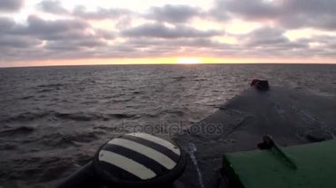 Dalgalar ve Kuzey Buz Denizi yay gemisiyle su yüzey görünümden yeni dünya Vaigach üzerinde.