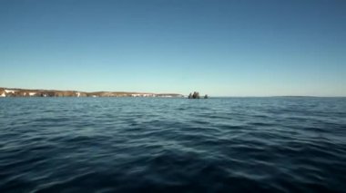 Taş kayaların arasında yeni dünya sulu Arktik Okyanusu yüzeyinde.