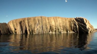 Taş kayaların arasında yeni dünya'nın Kuzey Buz Denizi su yüzeyinde.