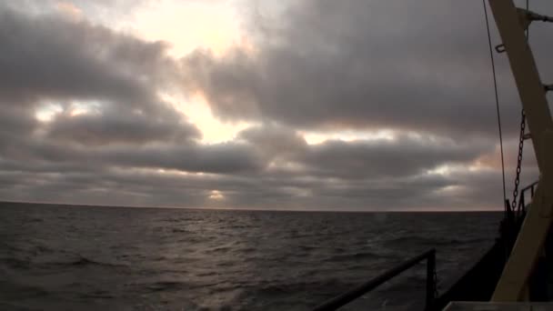 Olas y vista de la superficie del agua desde el barco en el Océano Ártico en la Nueva Tierra Vaigach . — Vídeos de Stock