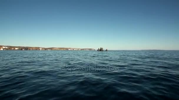 Rocce di pietra tra la superficie acquosa dell'Oceano Artico sulla Nuova Terra . — Video Stock