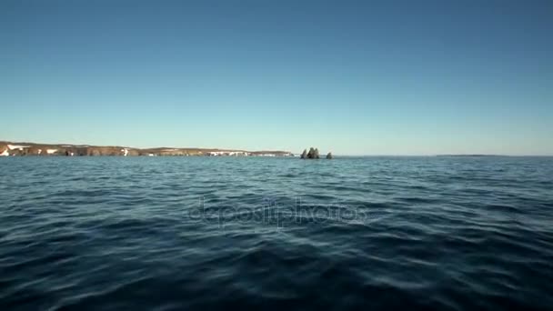 Skały kamień wśród wodnisty powierzchni Oceanu Arktycznego na nowej ziemi. — Wideo stockowe