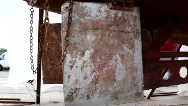 Lower part of ship rusty metal at shipyard in port of Moscow. — Stock Video