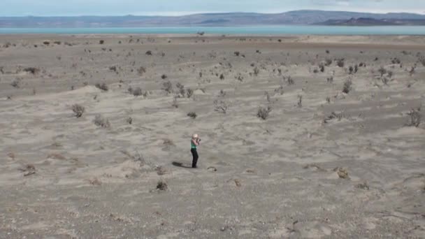 Ragazza sta scattando foto del deserto sulla linea costiera dell'oceano in Argentina . — Video Stock