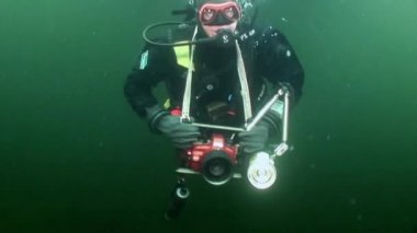 El feneri ve Foto-video kamera sualtı ile Scuba diver.