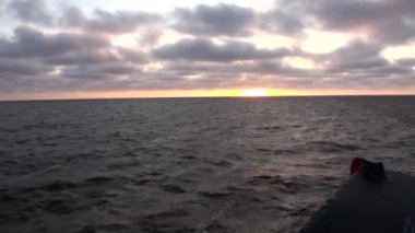 Dalgalar ve Kuzey Buz Denizi yay gemisiyle su yüzey görünümden yeni dünya Vaigach üzerinde.