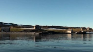 Eski ahşap evlerin çöl manzara vahşi yeni dünya sahilde terk.